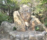 北の磐座（きたのいわくら）